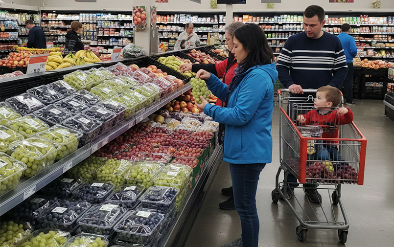 Women buying grapes from the punnet box